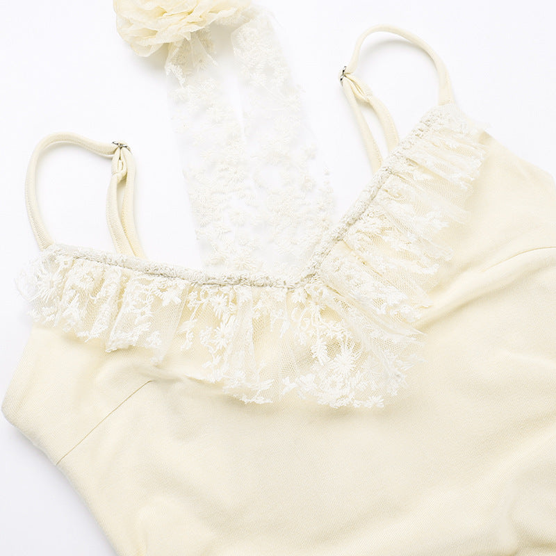 Robe longue camisole dos nu froncée à col en V et fente en dentelle 