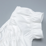 Mini-robe à col en V et épaules dénudées avec ruban froncé 