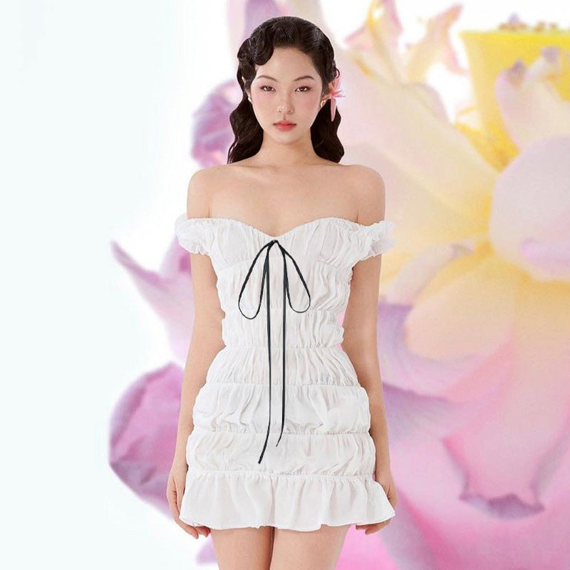 Mini-robe à col en V et épaules dénudées avec ruban froncé 