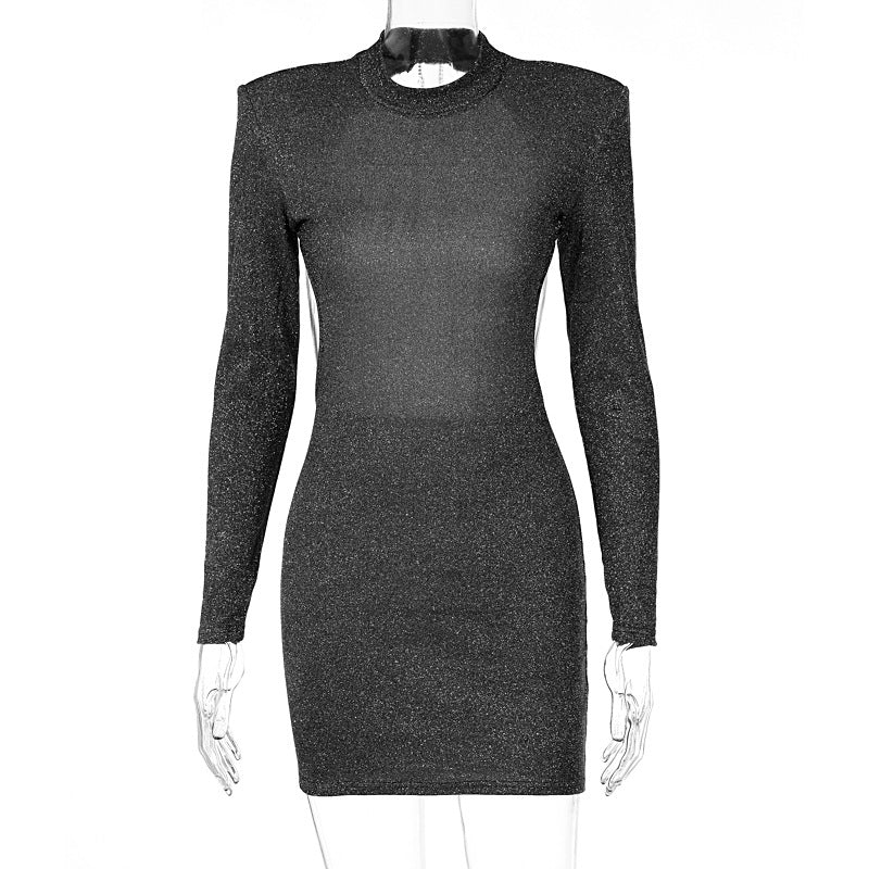 Mini-robe rembourrée à manches longues et col ras du cou ornée de perles 