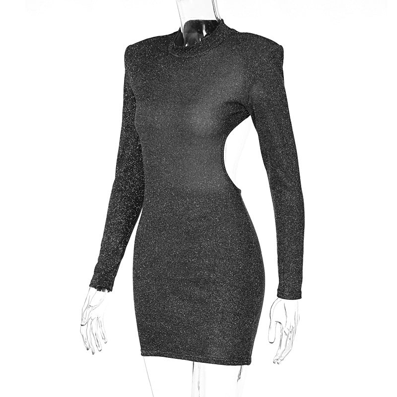 Mini-robe rembourrée à manches longues et col ras du cou ornée de perles 