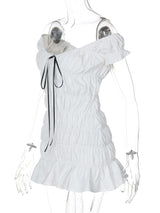 Mini-robe à col en V et épaules dénudées avec ruban froncé 