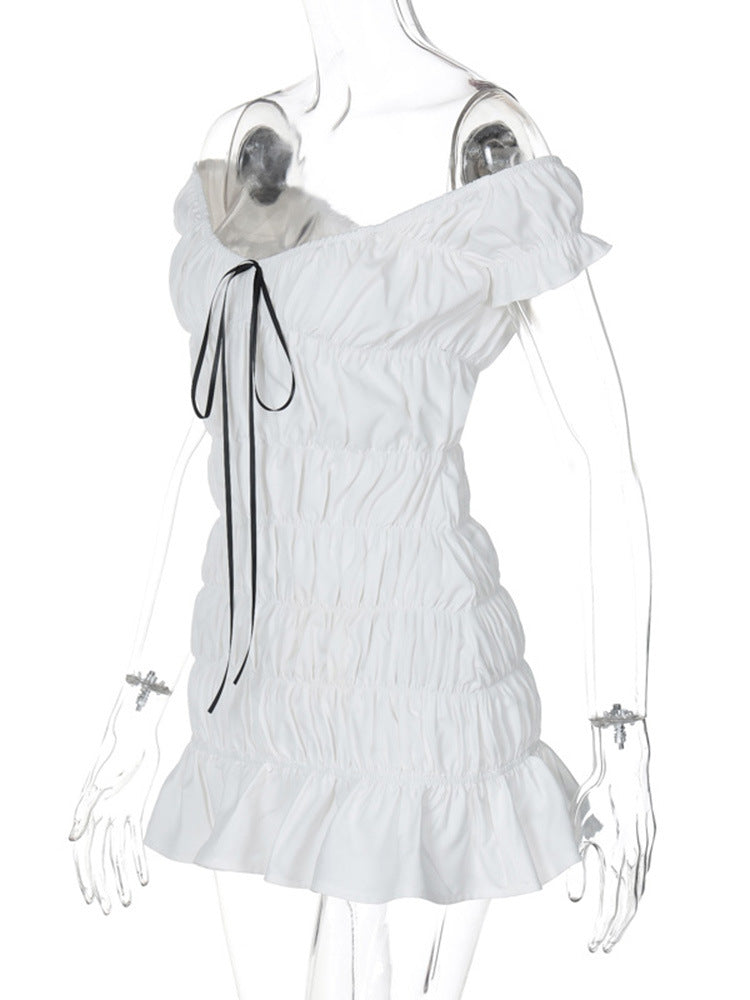 Mini-robe à col en V et épaules dénudées avec ruban froncé 