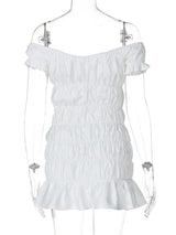 Mini-robe à col en V et épaules dénudées avec ruban froncé 