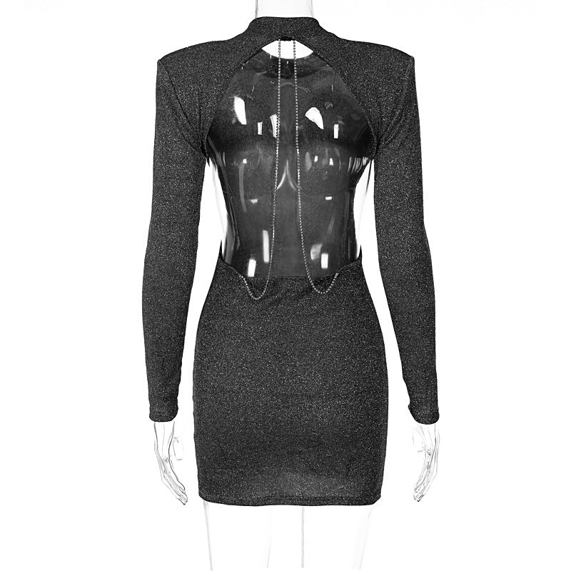 Mini-robe rembourrée à manches longues et col ras du cou ornée de perles 