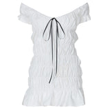 Mini-robe à col en V et épaules dénudées avec ruban froncé 