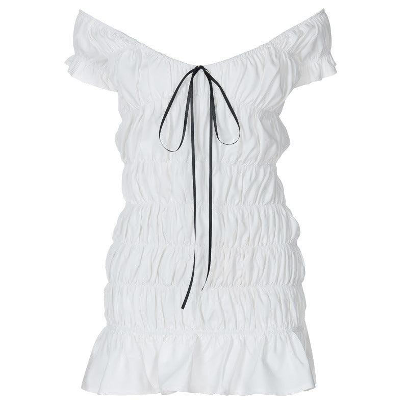 Mini-robe à col en V et épaules dénudées avec ruban froncé 