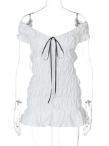 Mini-robe à col en V et épaules dénudées avec ruban froncé 