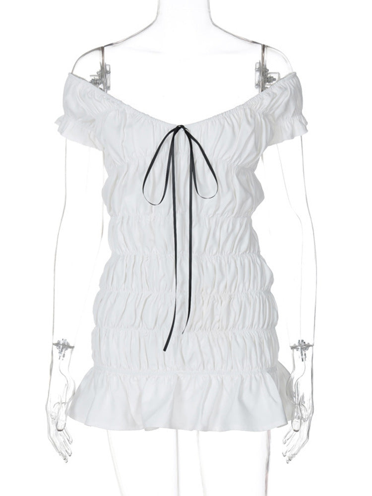 Mini-robe à col en V et épaules dénudées avec ruban froncé 