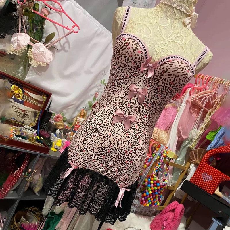 Robe courte à imprimé léopard avec nœud papillon et ourlet en dentelle et col en V 