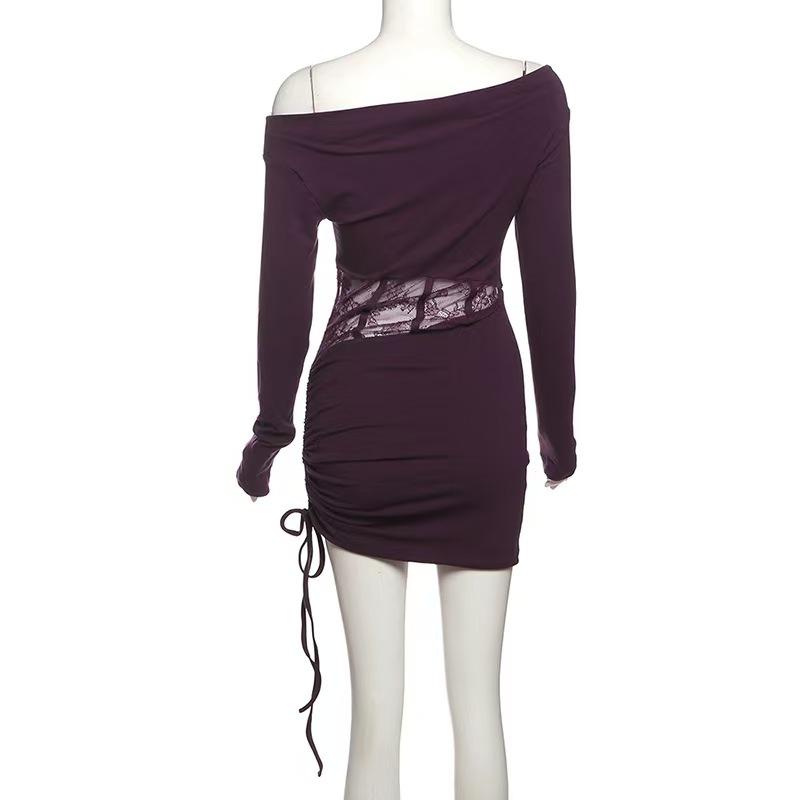 Mini-robe en dentelle froncée à manches longues et épaules dénudées avec cordon de serrage 