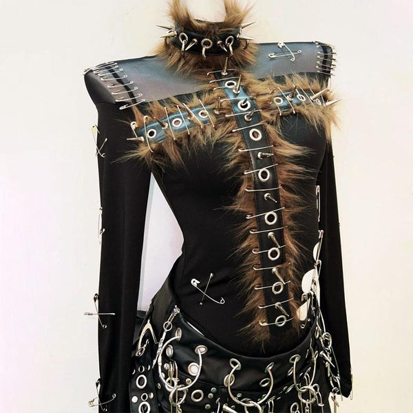 Haut à manches longues et duveteux avec appliques à rivets creux 