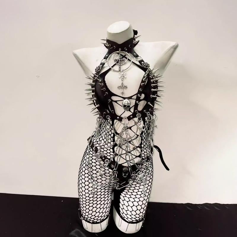 Combinaison avec chaîne en métal et anneau en O avec appliques à rivets creux 
