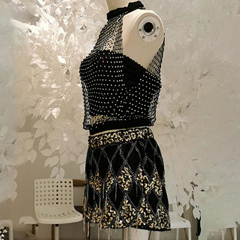 Haut à col ras du cou, boutonné et transparent avec perles 