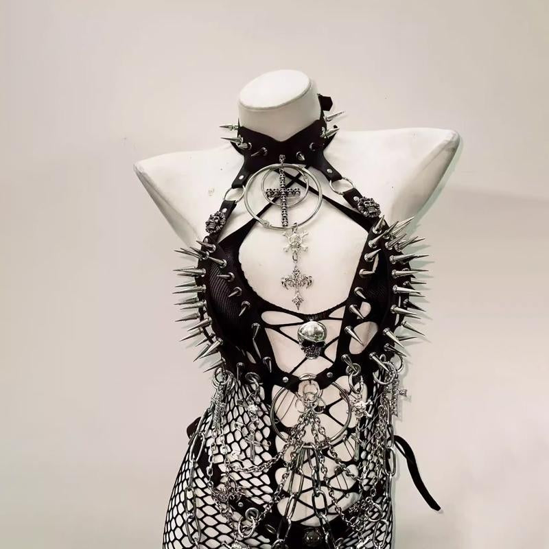 Combinaison avec chaîne en métal et anneau en O avec appliques à rivets creux 