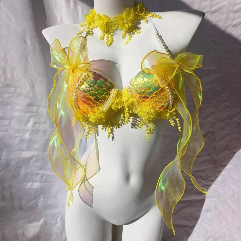 Top con cuello en V, borlas y apliques de concha con cuentas y lazo 