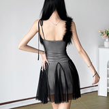 Mini-robe camisole à col en V en maille à nouer soi-même avec plumes 