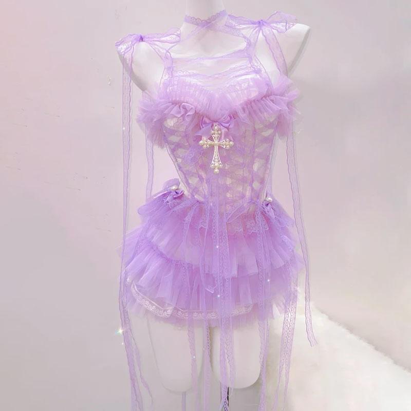 Mini-robe froncée avec ourlet en dentelle, volants et nœud papillon 