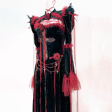 Robe longue à manches longues avec appliques florales et volants en plumes 