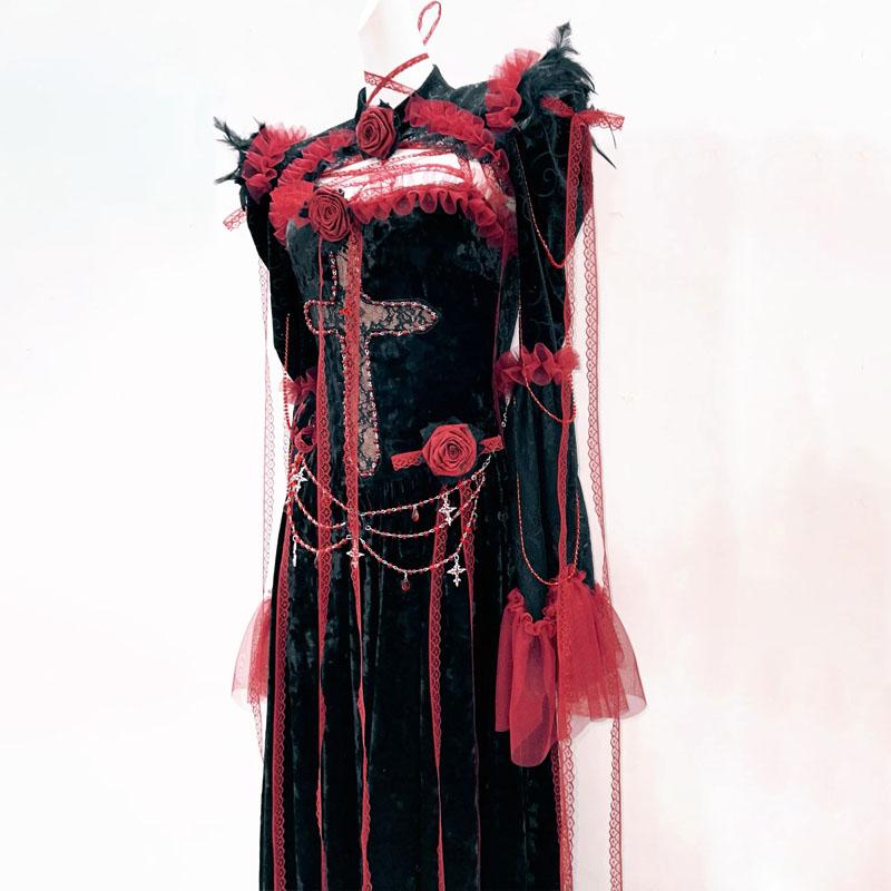 Robe longue à manches longues avec appliques florales et volants en plumes 