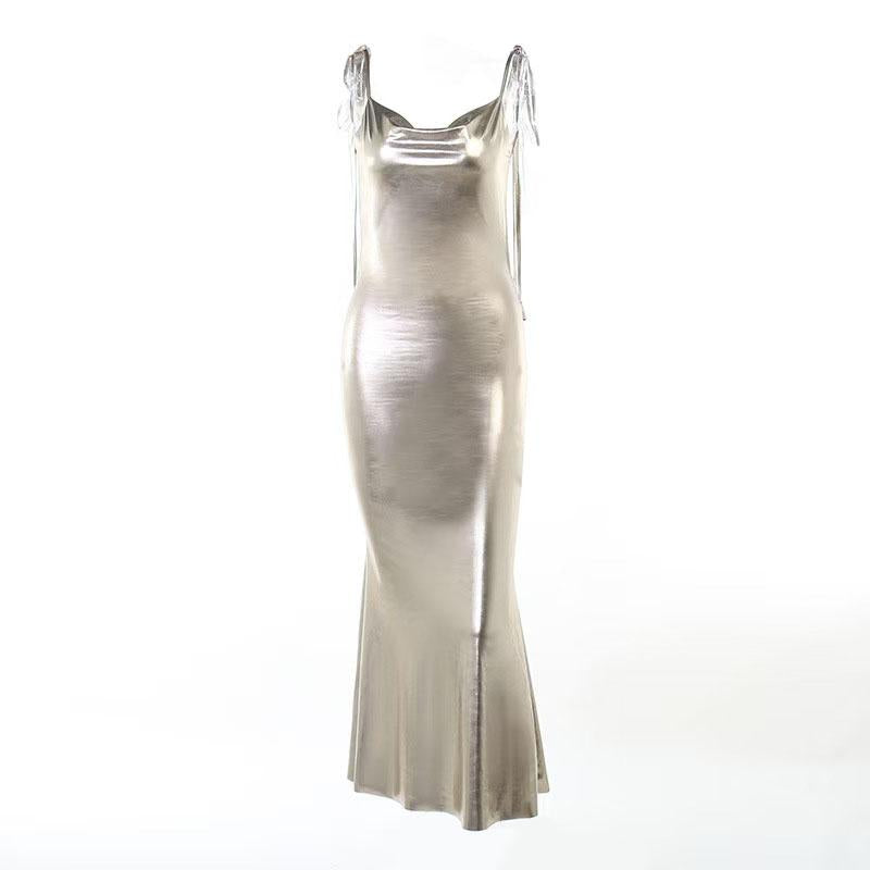 Vestido largo camisola con cuello vuelto, fruncido, metálico y anudado 