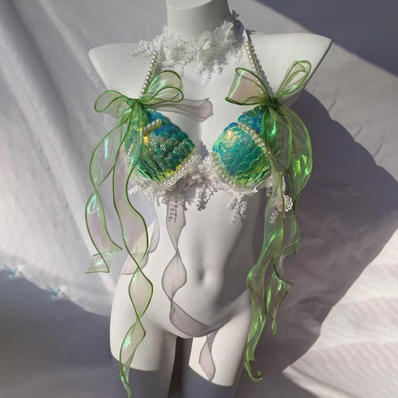 Top con cuello en V, borlas y apliques de concha con cuentas y lazo 