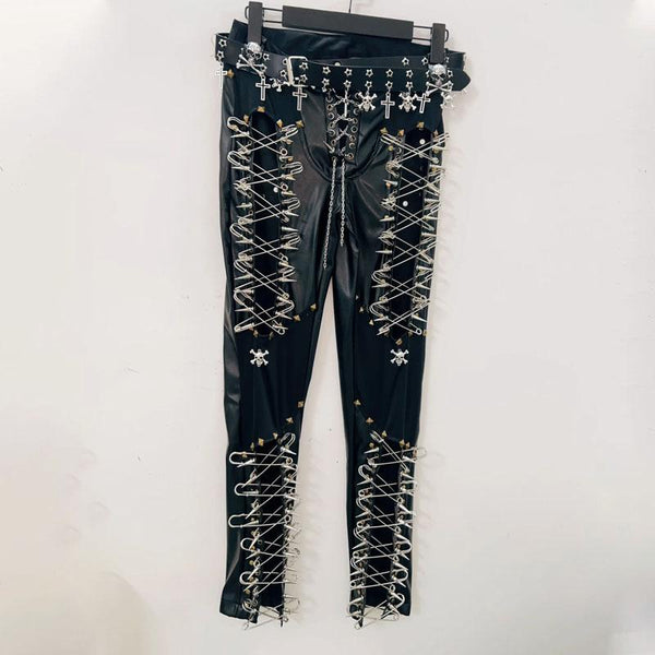 Pantalón con apliques de calavera ahuecados y cadena metálica con cordones 