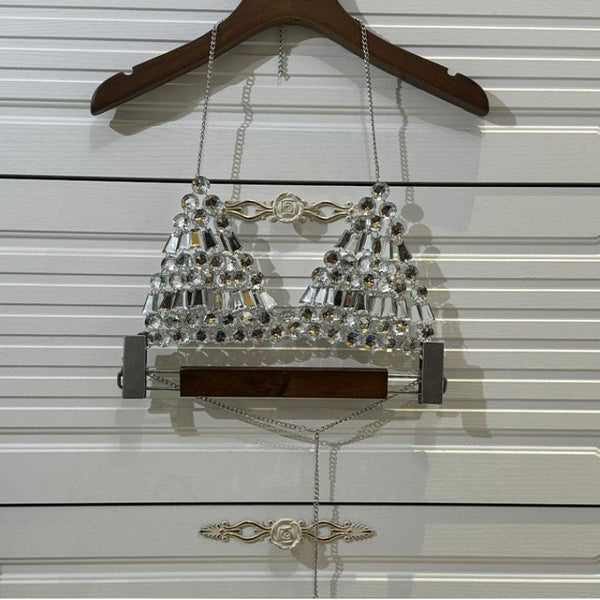 Top de cuello en V con cuentas y cadena metálica estilo halter 
