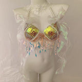 Top con cuello en V, borlas y apliques de concha con cuentas y lazo 
