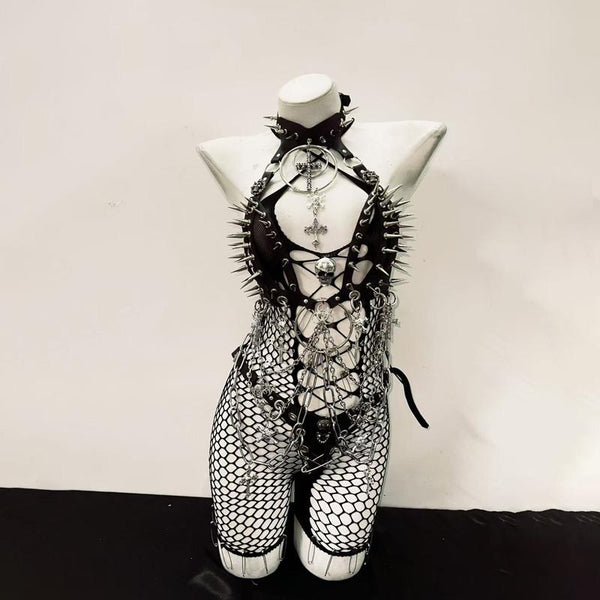 Combinaison avec chaîne en métal et anneau en O avec appliques à rivets creux 
