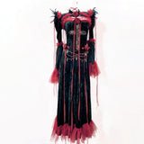 Robe longue à manches longues avec appliques florales et volants en plumes 