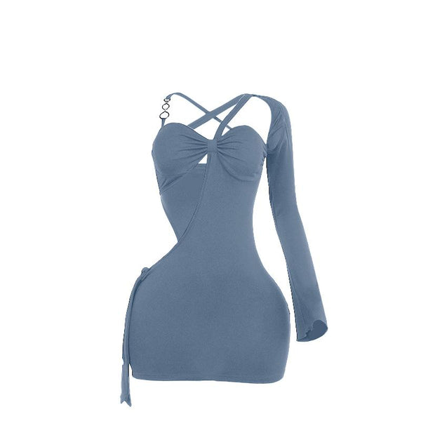 Robe courte irrégulière à manches longues et anneau en O creux 