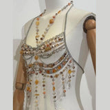 Top de cuentas con cadena de metal y cuello halter ahuecado 