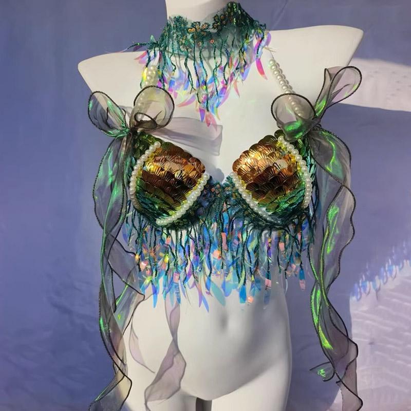 Top con cuello en V, borlas y apliques de concha con cuentas y lazo 
