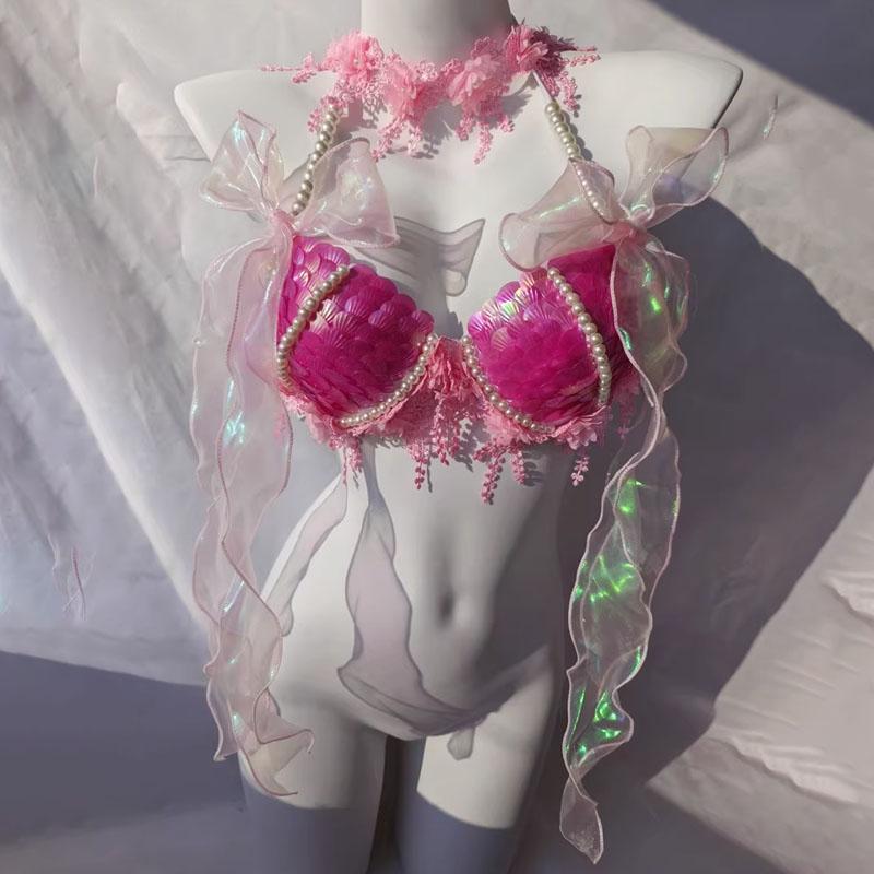 Top con cuello en V, borlas y apliques de concha con cuentas y lazo 