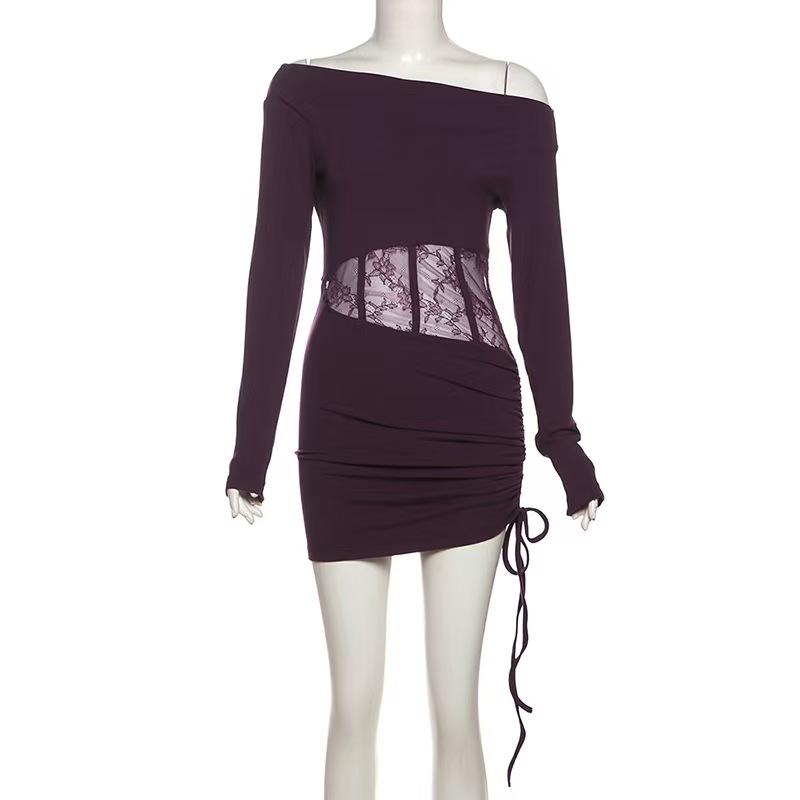 Mini-robe en dentelle froncée à manches longues et épaules dénudées avec cordon de serrage 