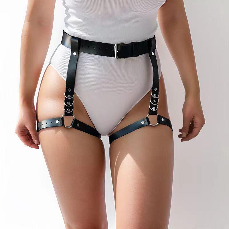 Porte-jarretelles en cuir PU noir avec anneau en O et chaîne en métal