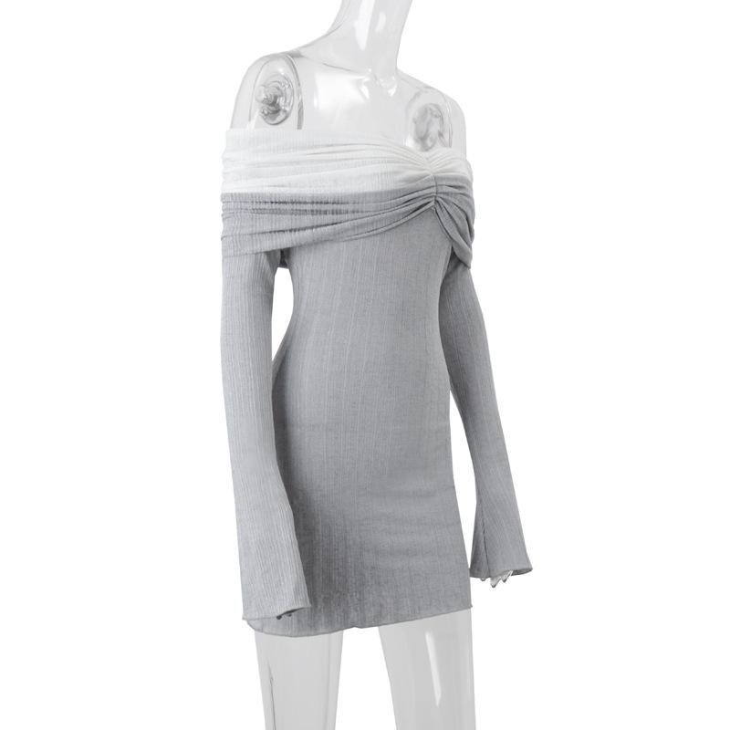 Mini-robe texturée froncée à manches longues et épaules dénudées 