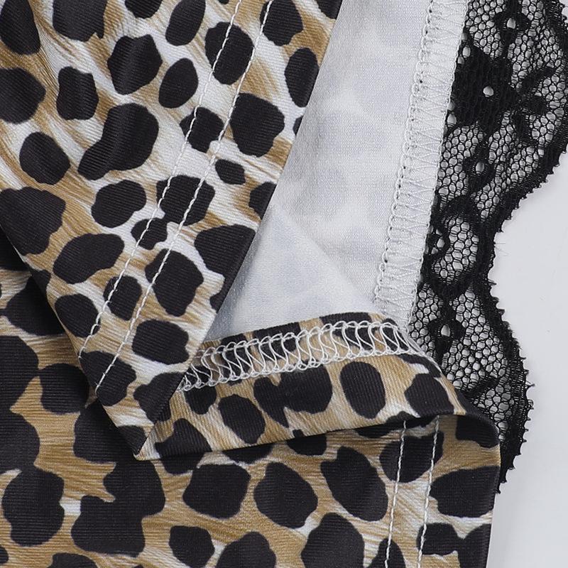 Top con escote en V calado y dobladillo de encaje con estampado de leopardo 