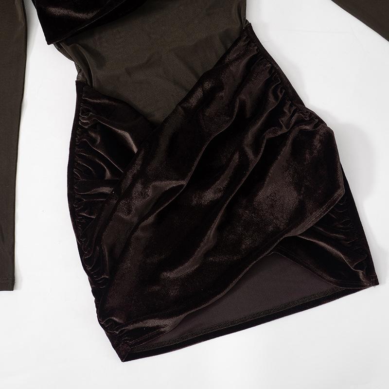 Mini-robe froncée en velours à manches longues et col haut 