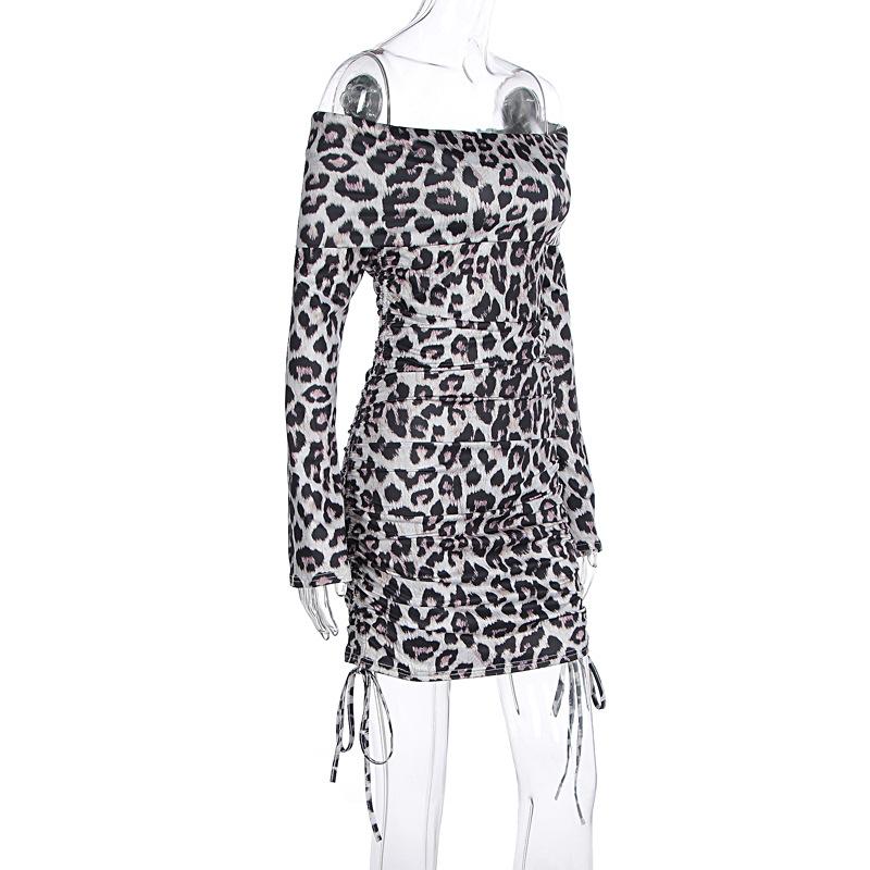 Mini-robe froncée à manches longues et épaules dénudées à imprimé léopard 