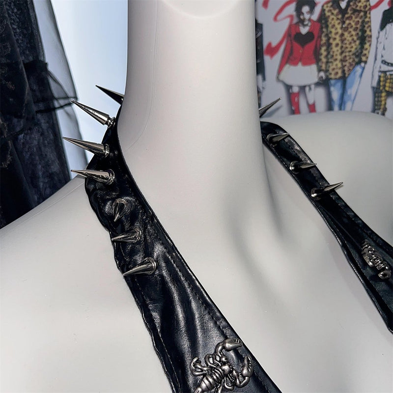 Top de cuero sintético con cuello halter, cordones y apliques de calavera con cadena metálica 