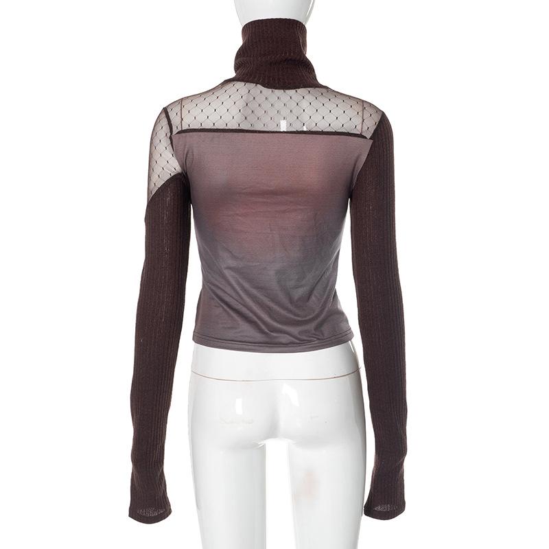 Top de manga larga con cuello alto calado y botones estampados 
