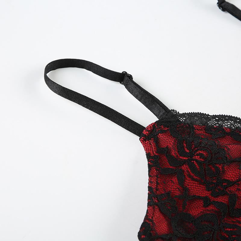 Haut camisole dos nu avec ourlet en dentelle et appliques florales 