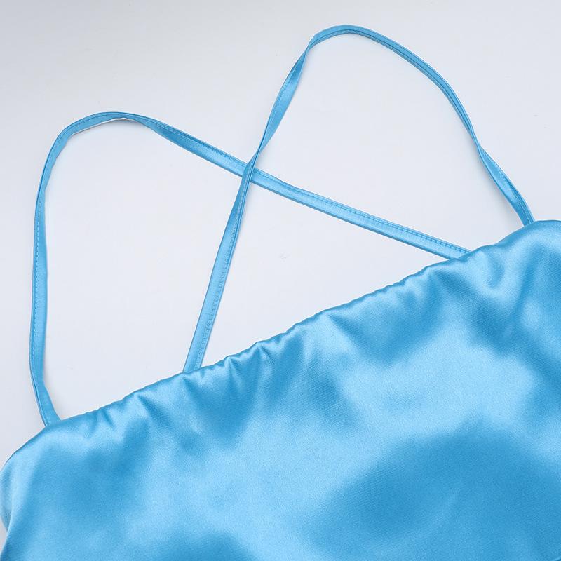 Robe longue en satin froncé à dos croisé et col carré 