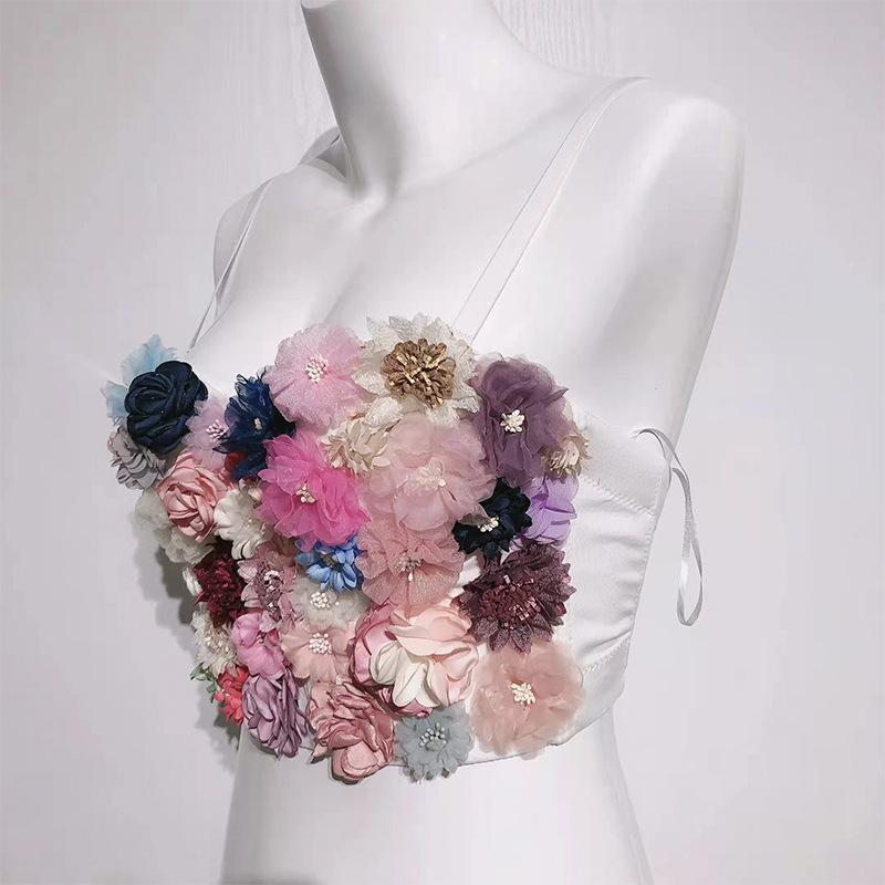 Top camisola en contraste con botones y cuello en V con apliques de flores 