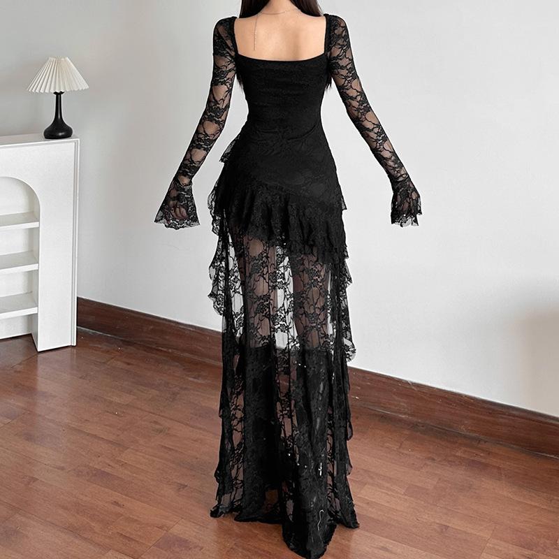Mini-robe en dentelle à manches longues évasées et col en V irrégulier 