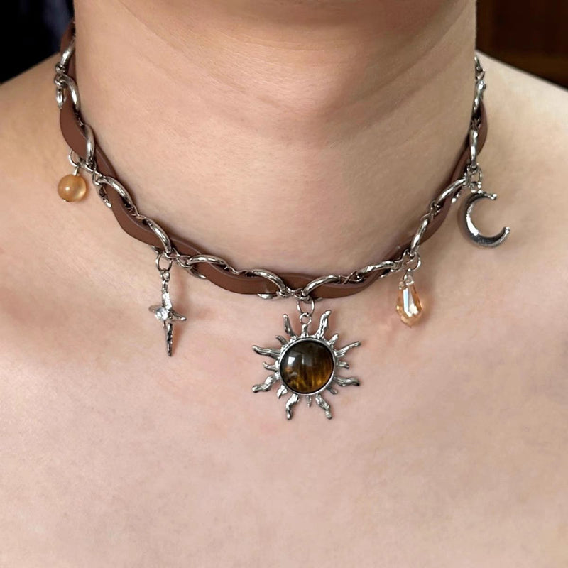 Collier ras du cou avec pendentif en croix et rivet
