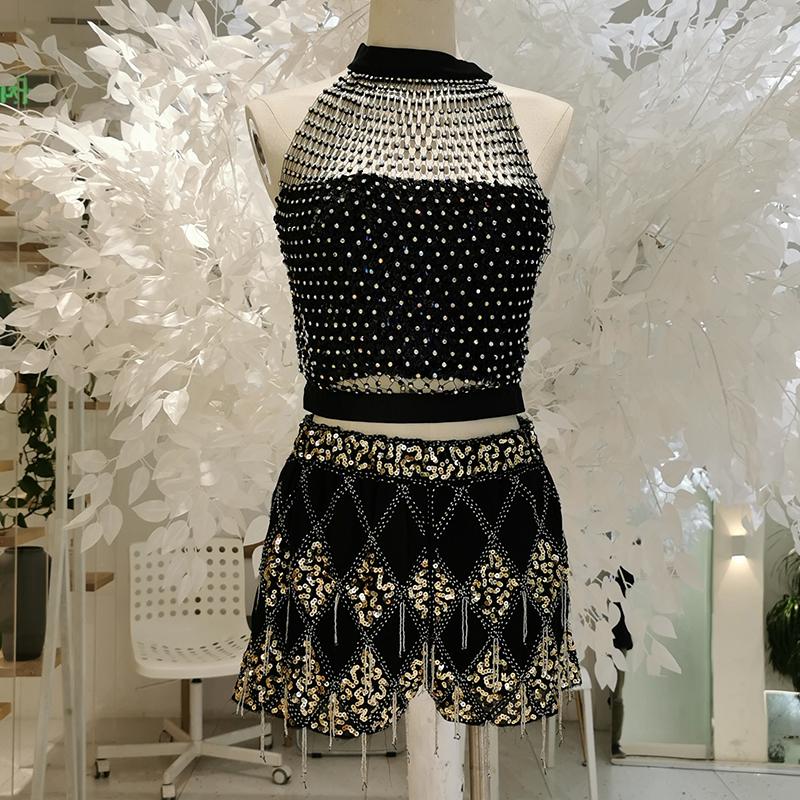 Haut à col ras du cou, boutonné et transparent avec perles 