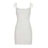 Vestido mini de tirantes finos con cuello en U, apliques florales y encaje 